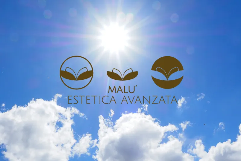 cielo azzurro sole splendente e nuvole