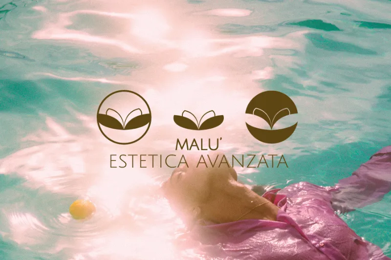 donna immersa nell'acqua con vestiti addosso