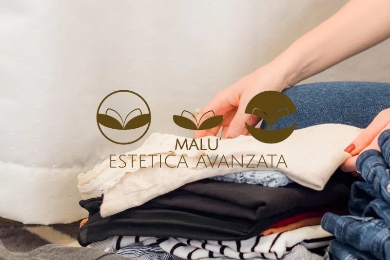 mani piegano vestiti